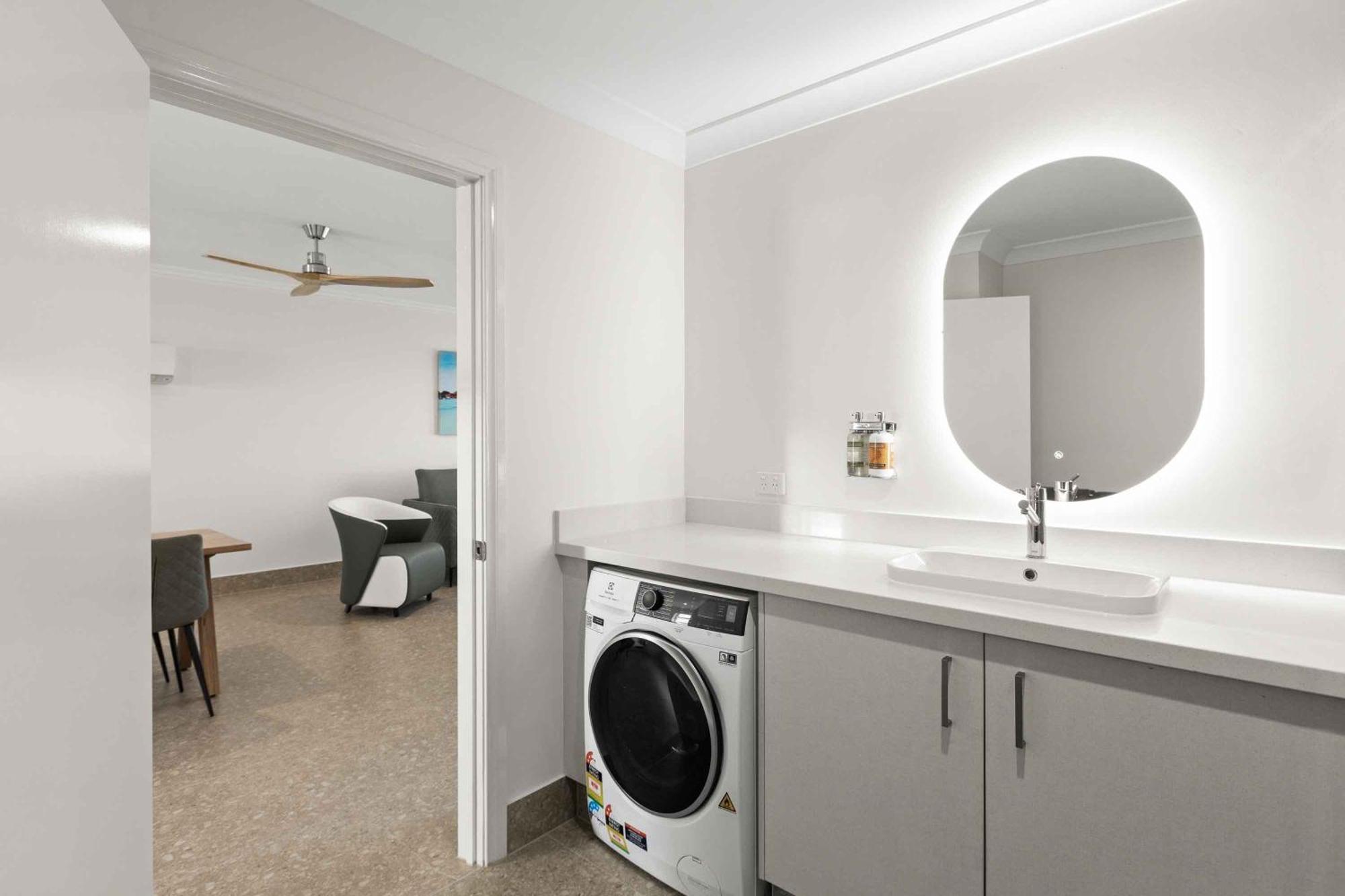 Moonlight Bay Suites Брум Экстерьер фото