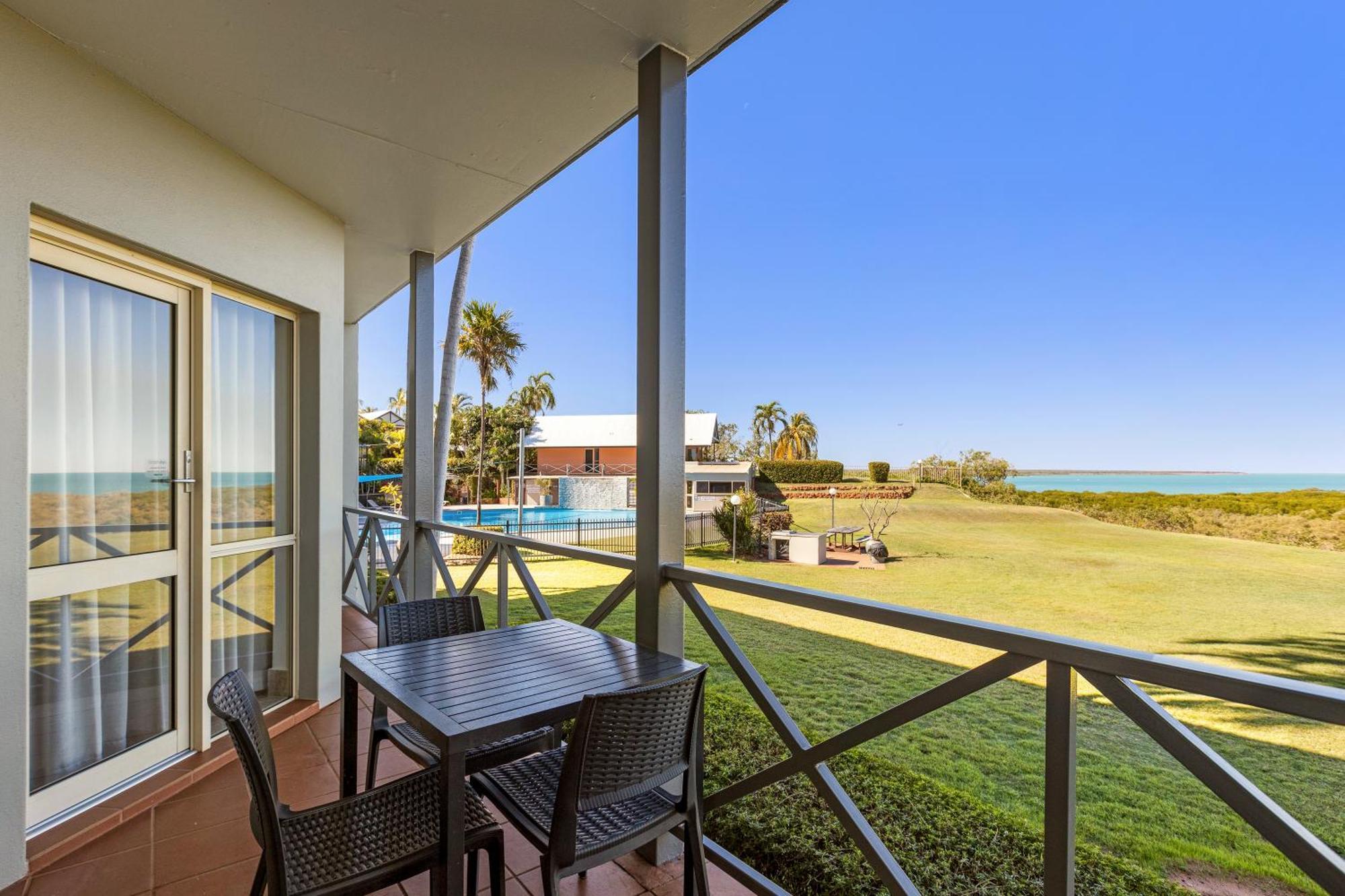 Moonlight Bay Suites Брум Экстерьер фото