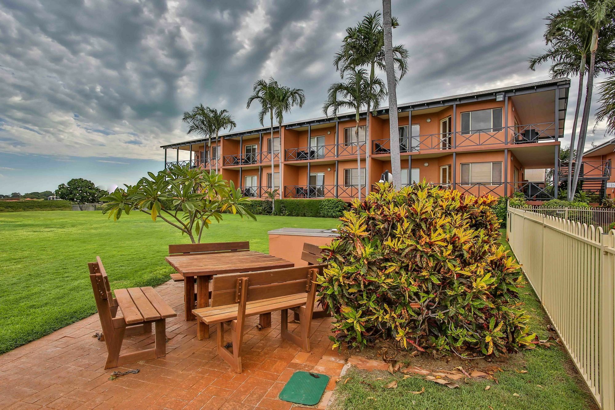 Moonlight Bay Suites Брум Экстерьер фото